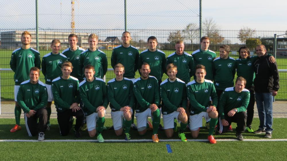 Unsere 1. Mannschaft mit neuen Trainingsshirts